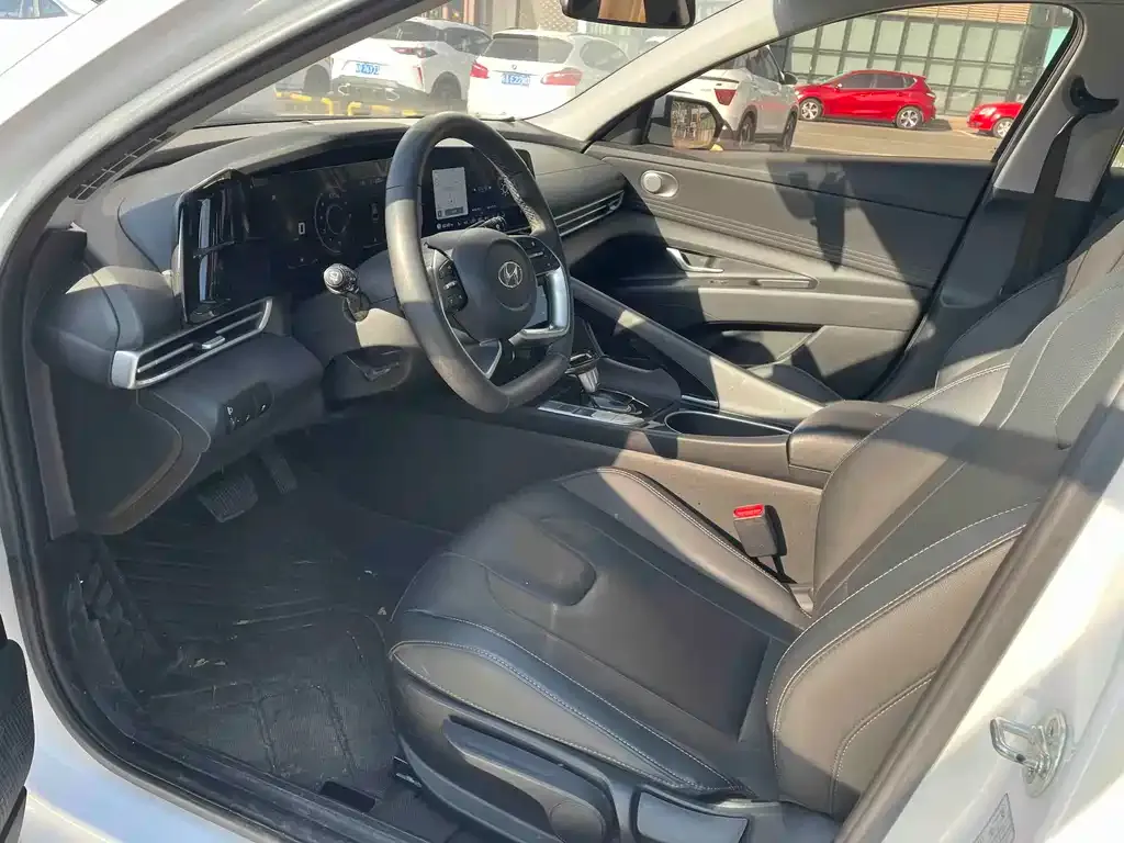 Hyundai Elantra — фото 3
