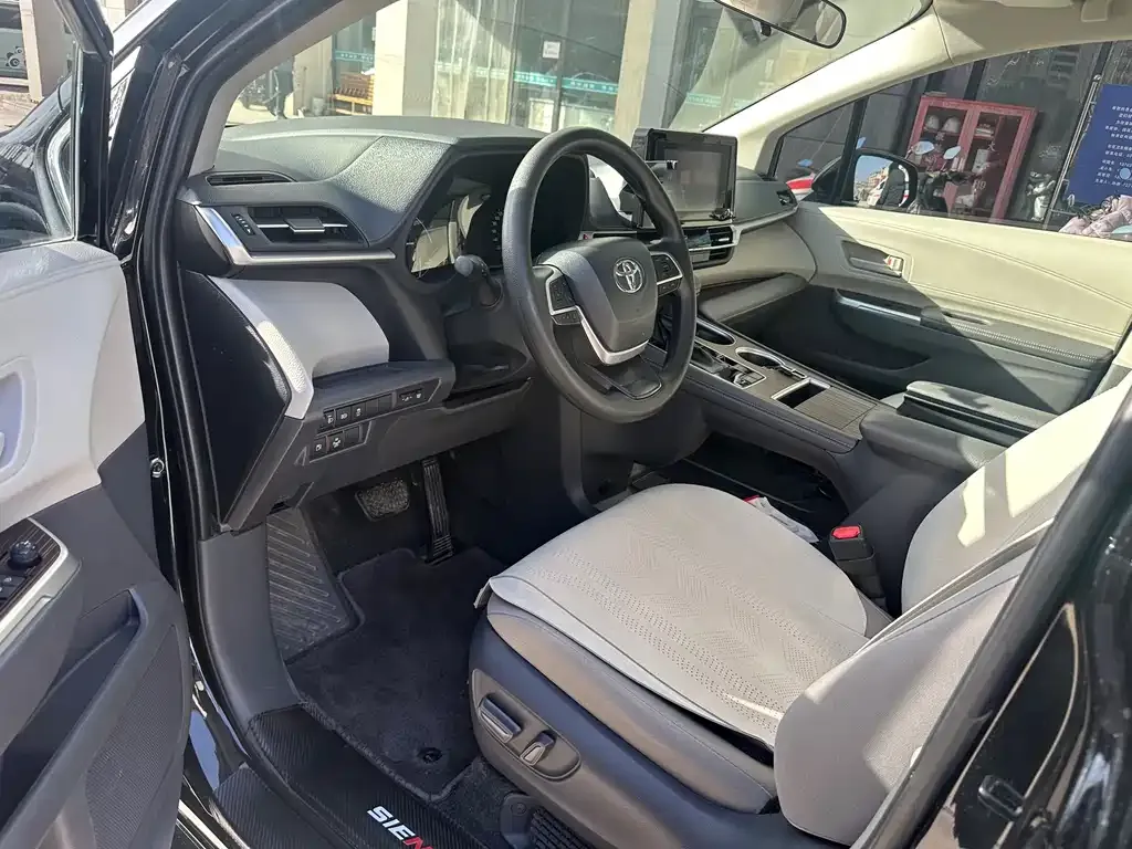 Toyota Sienna — фото 7