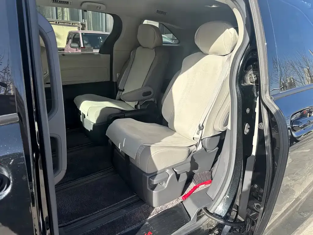 Toyota Sienna — фото 4