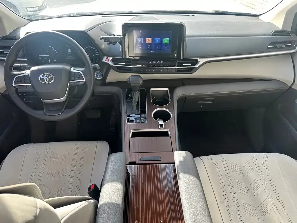 Toyota Sienna — фото 3