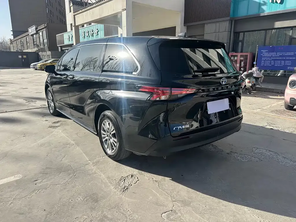 Toyota Sienna — фото 8