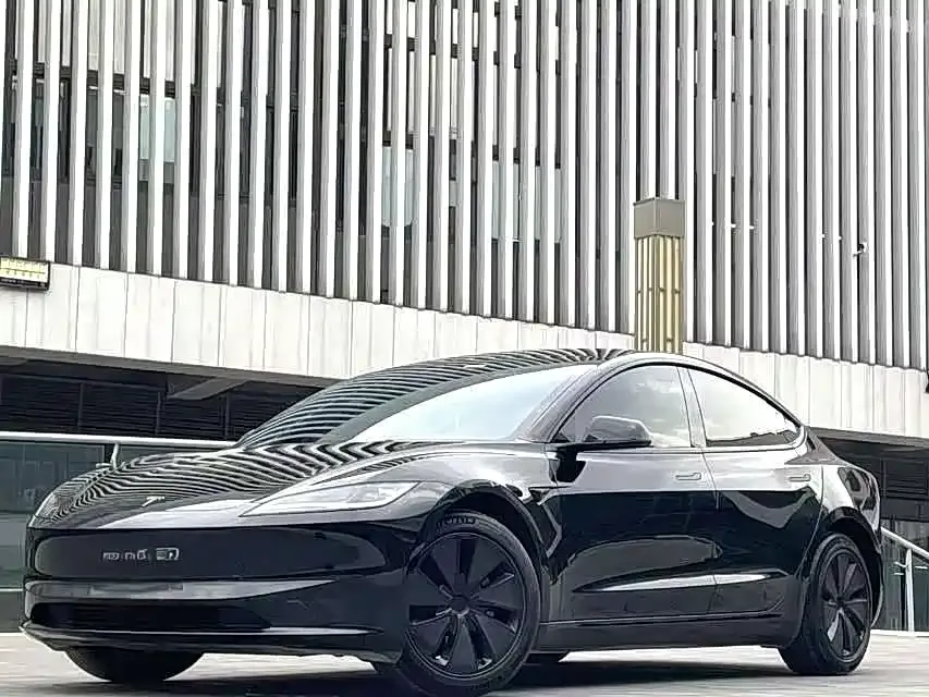 Tesla Model 3 — фото 1