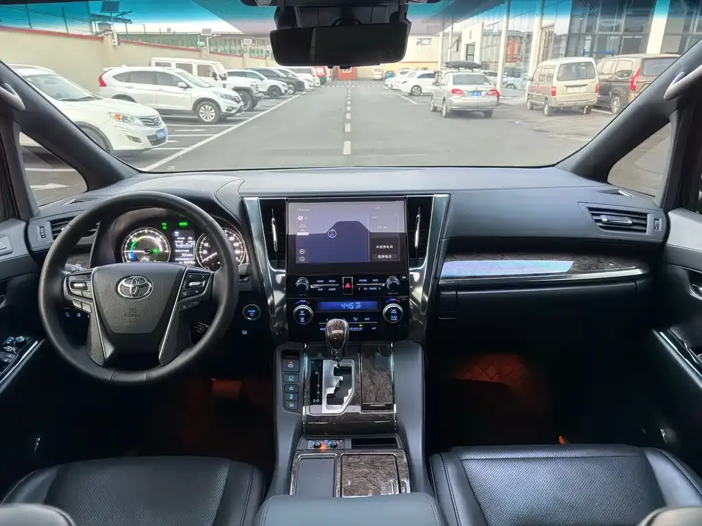 Toyota Alphard — фото 7