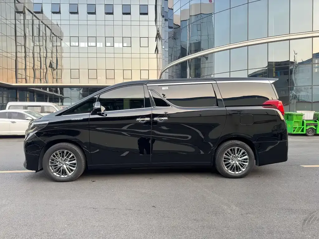 Toyota Alphard — фото 2