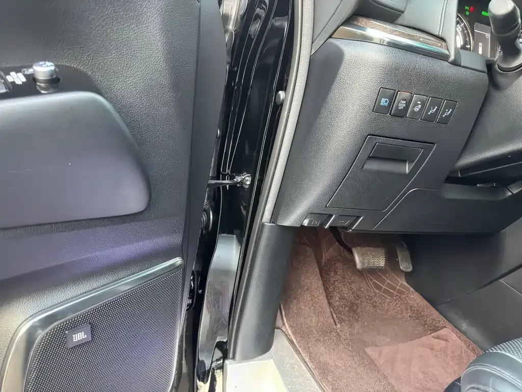 Toyota Alphard — фото 8