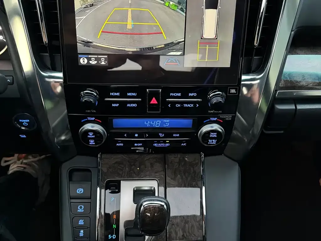 Toyota Alphard — фото 4