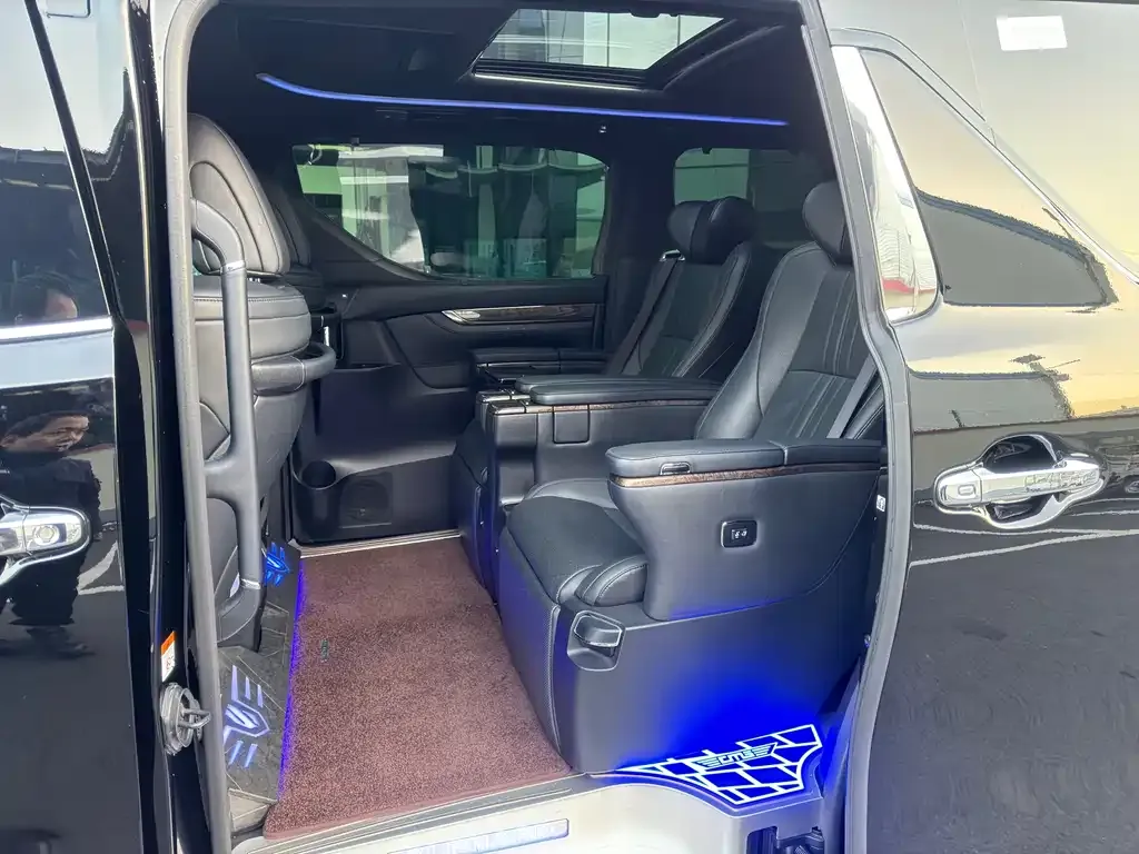 Toyota Alphard — фото 5