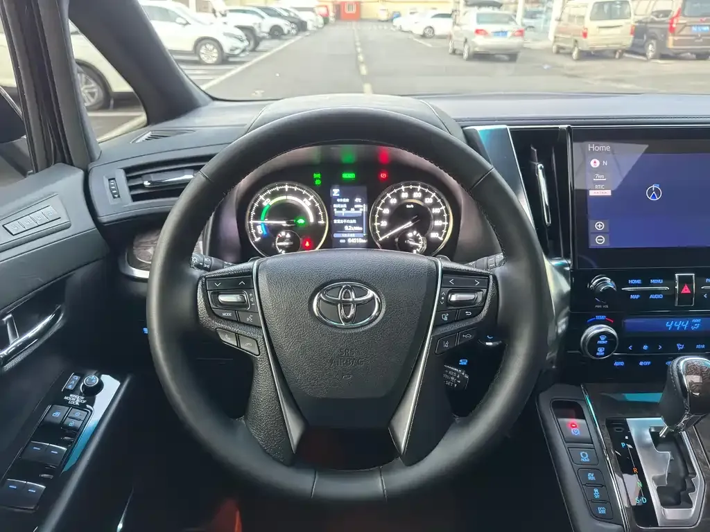 Toyota Alphard — фото 6