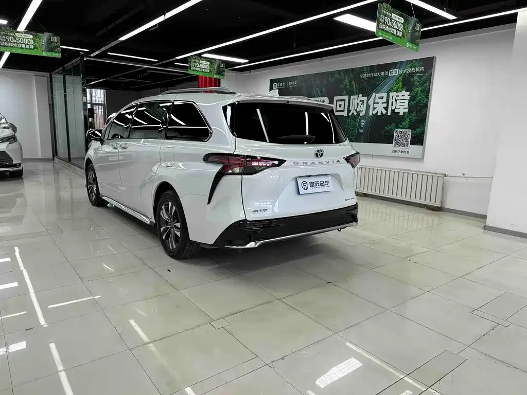 Toyota Granvia — фото 5