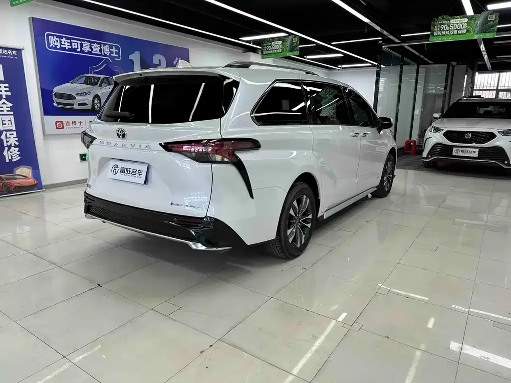 Toyota Granvia — фото 4