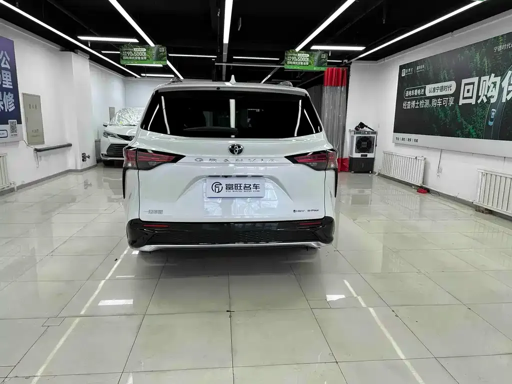 Toyota Granvia — фото 3