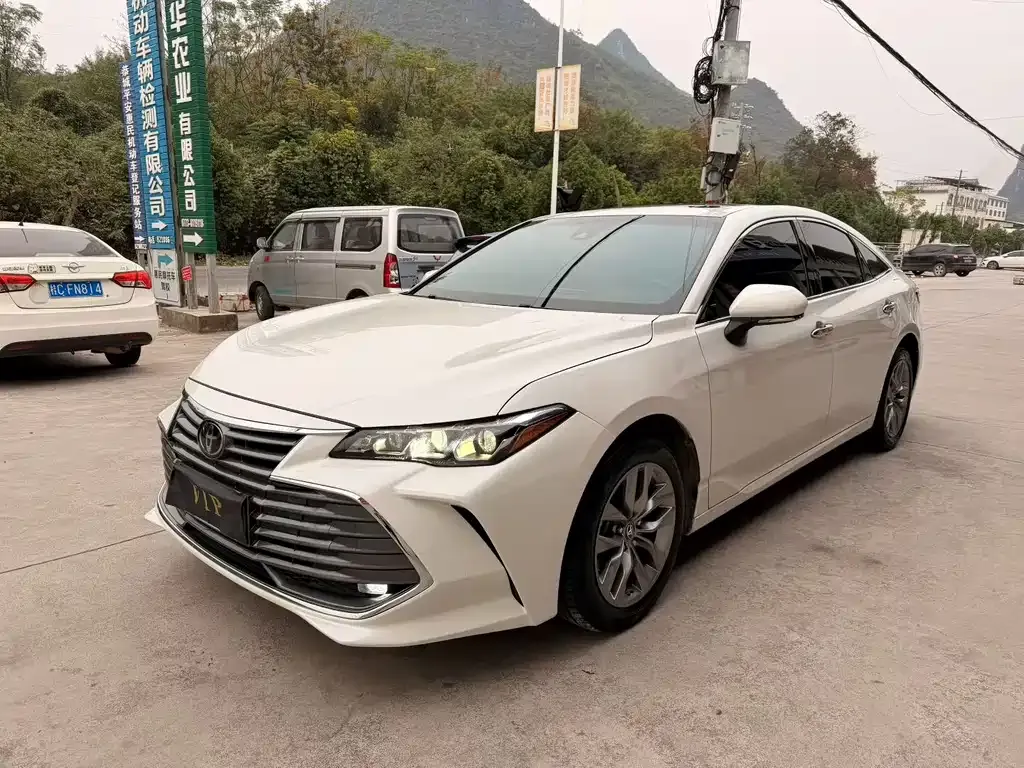 Toyota Avalon — фото 1