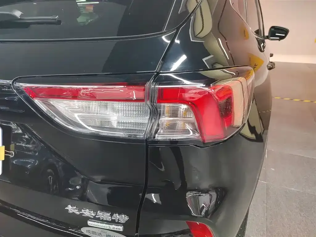 Ford Escape — фото 9