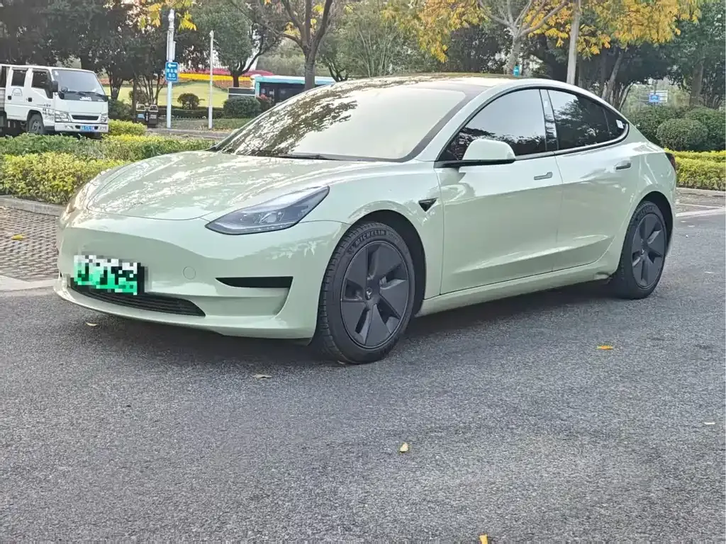 Tesla Model 3 — фото 1