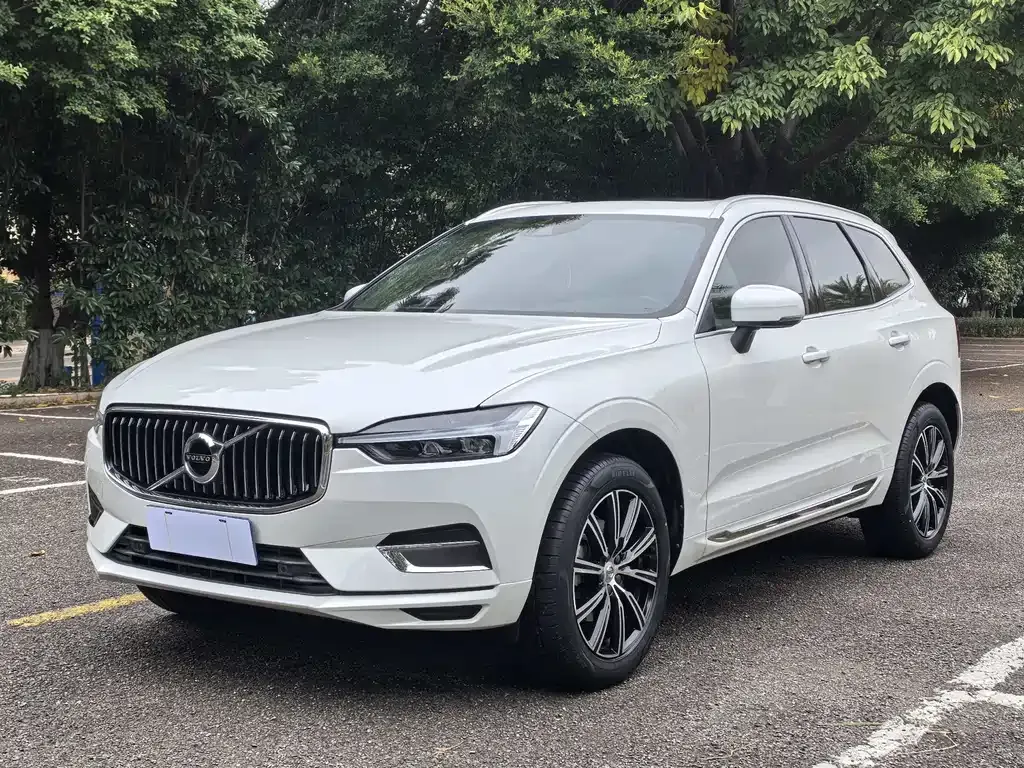 Volvo XC60 — фото 1