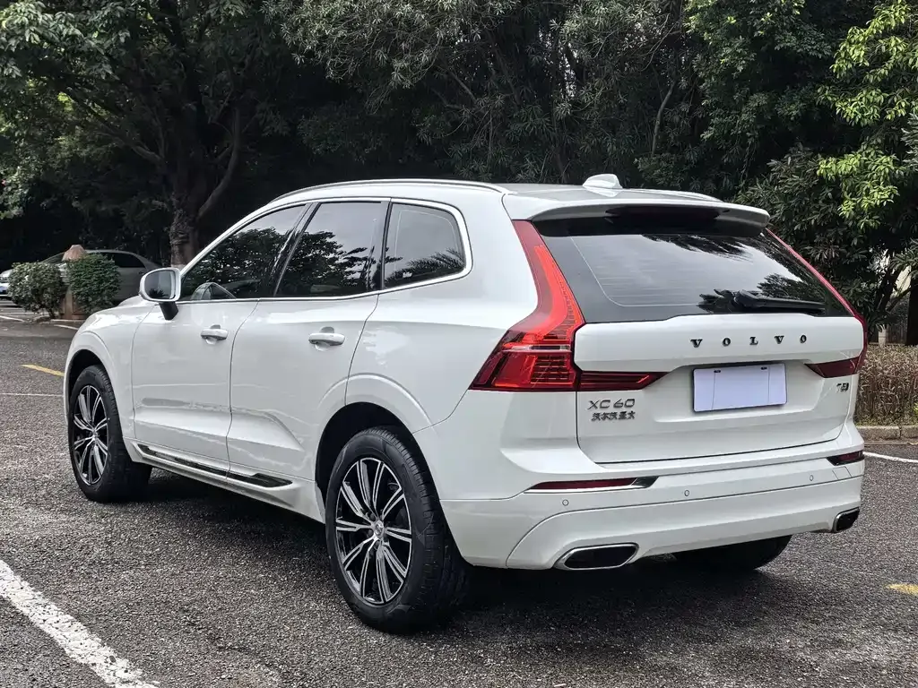 Volvo XC60 — фото 10