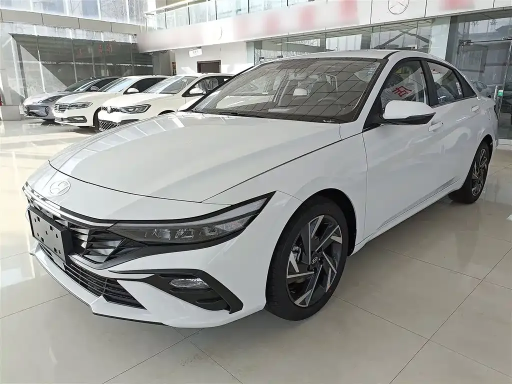 Hyundai Elantra — фото 1