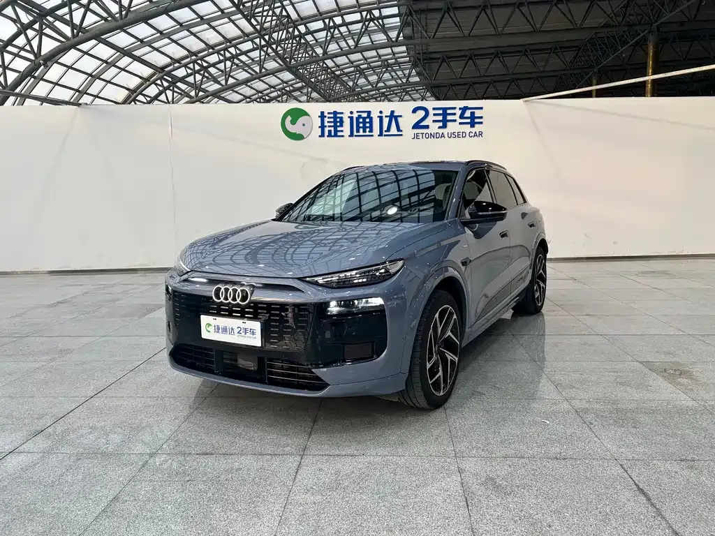 Audi Q6L e-tron — фото 1
