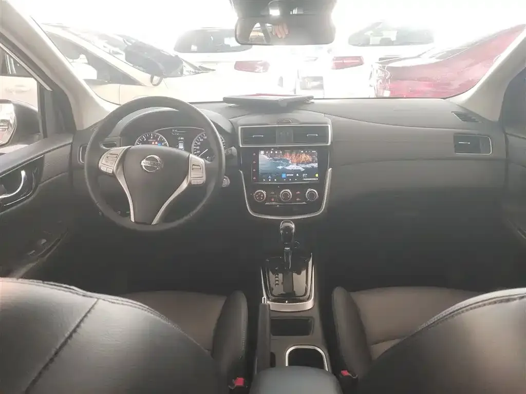 Nissan Tiida — фото 2