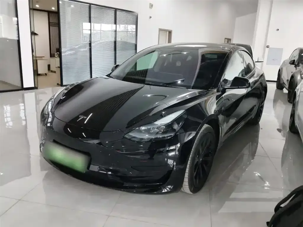 Tesla Model 3 — фото 1