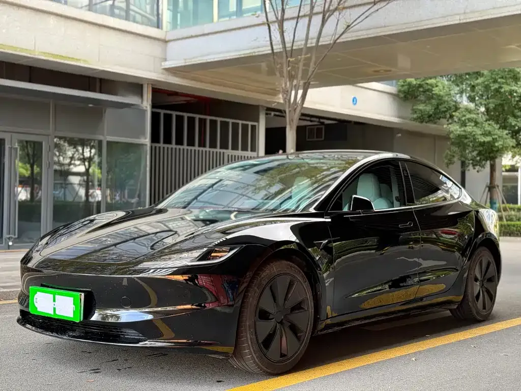 Tesla Model 3 — фото 1