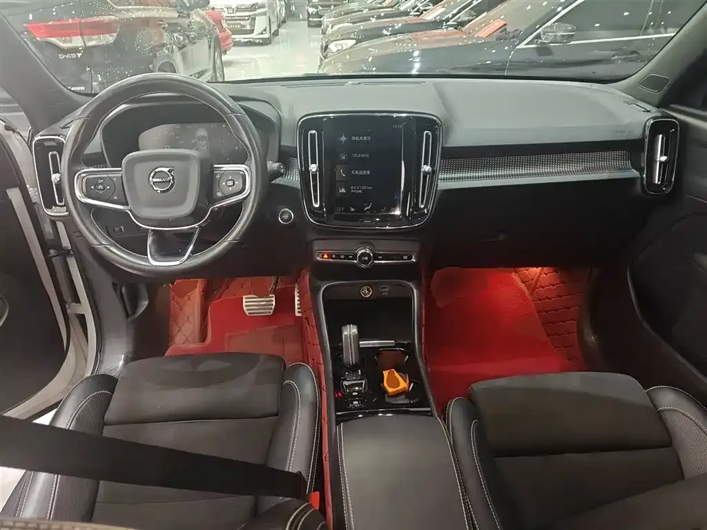 Volvo XC40 — фото 10