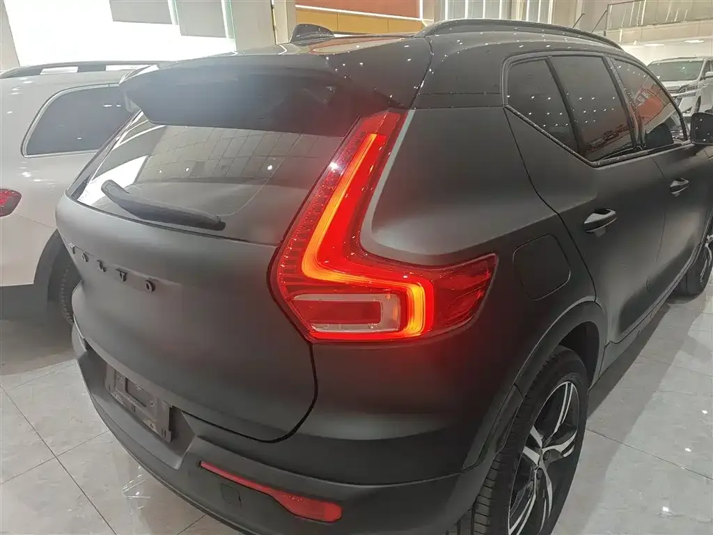 Volvo XC40 — фото 8