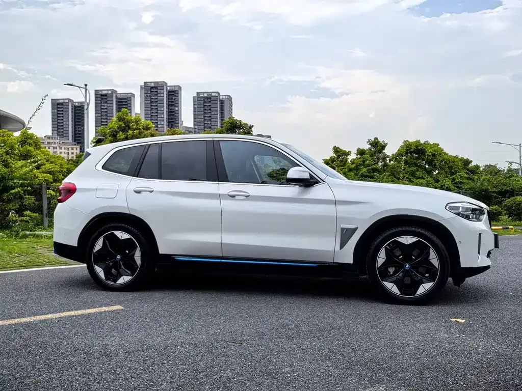 BMW iX3 — фото 6