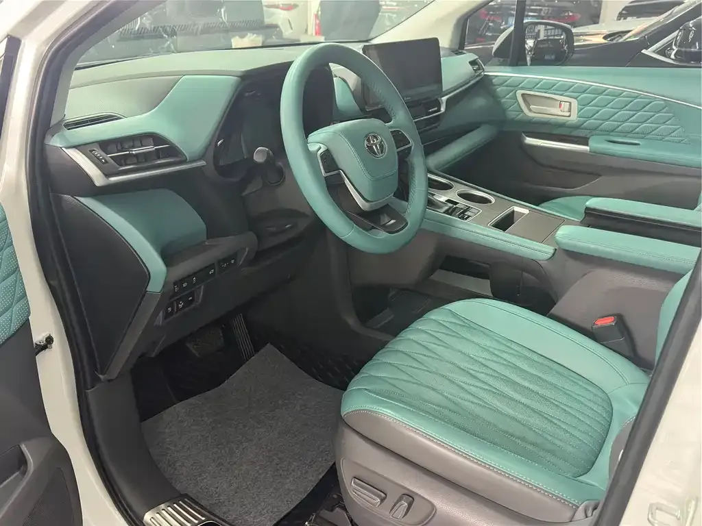 Toyota Sienna — фото 10