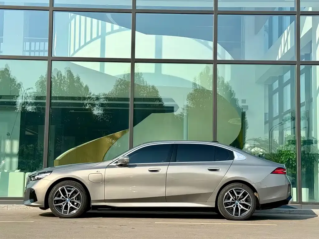 BMW i5 — фото 2