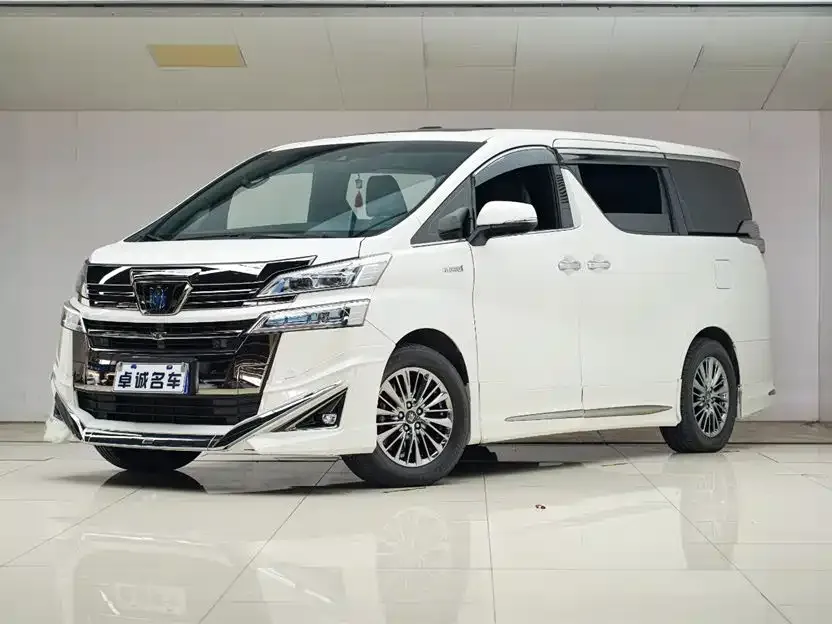 Toyota Alphard — фото 1