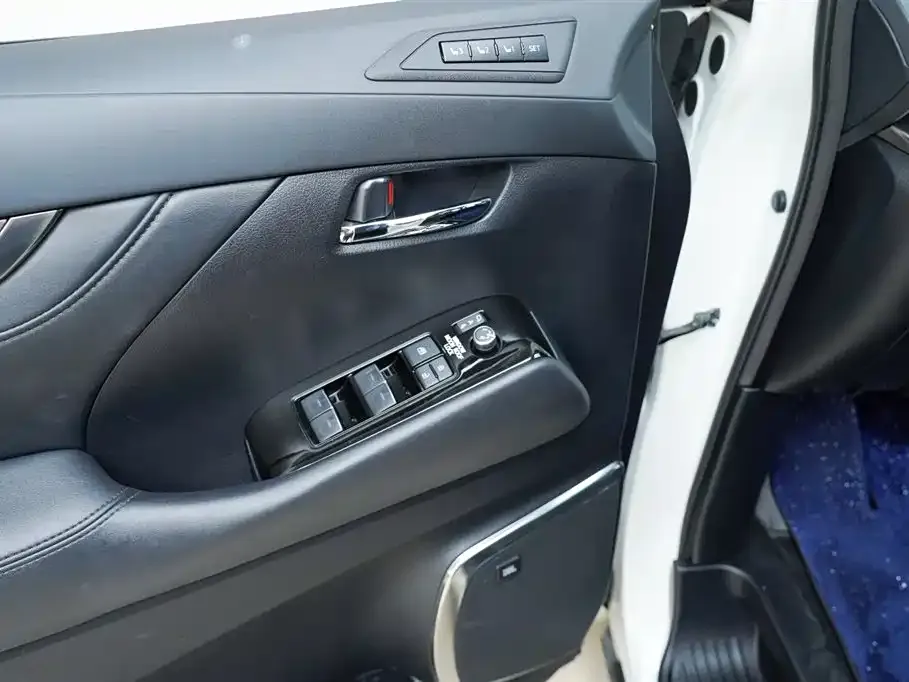 Toyota Alphard — фото 5