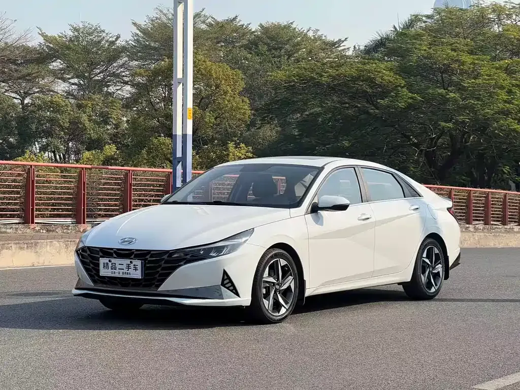 Hyundai Elantra — фото 1