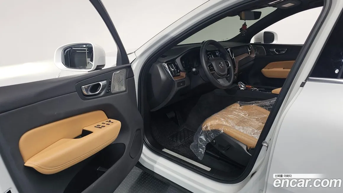 Volvo XC60 — фото 10