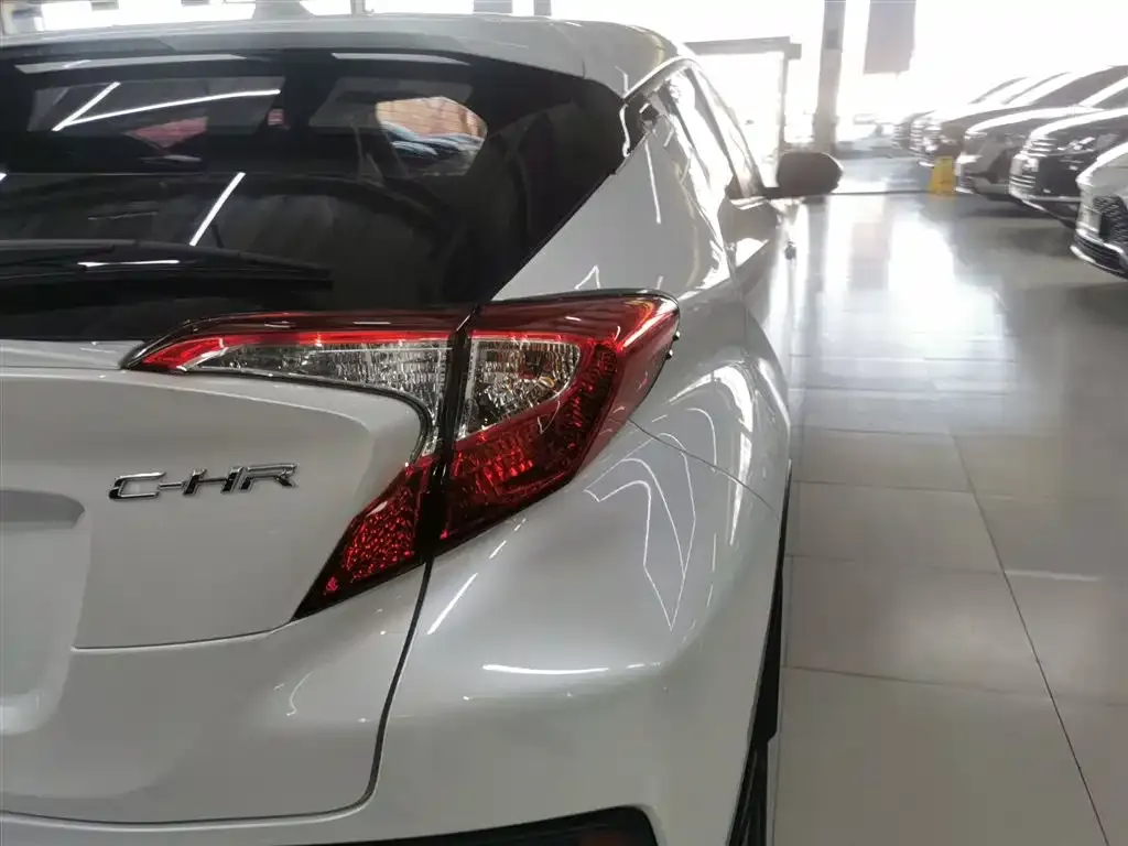 Toyota C-HR — фото 10