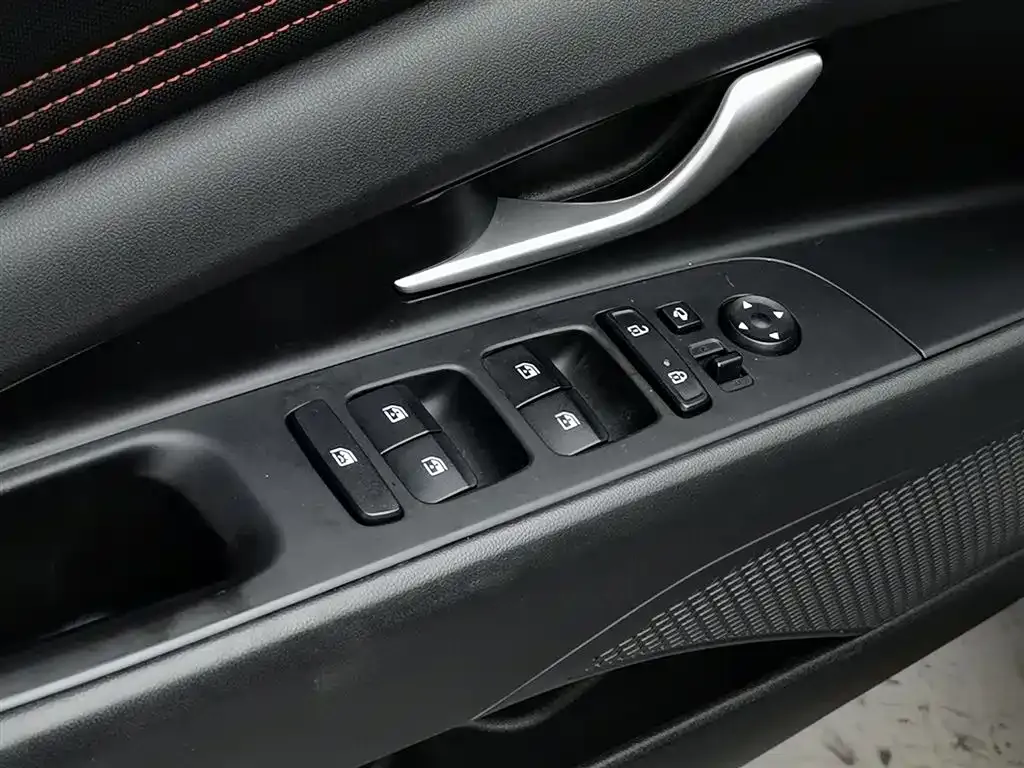 Hyundai Elantra — фото 6