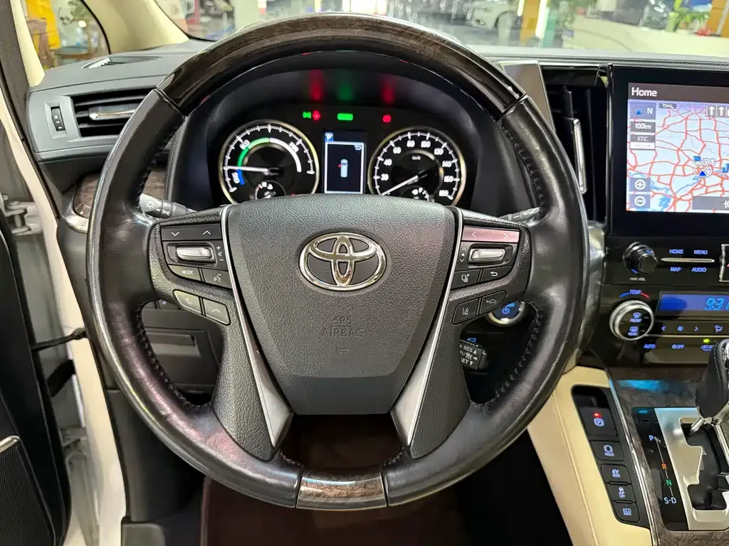Toyota Alphard — фото 7
