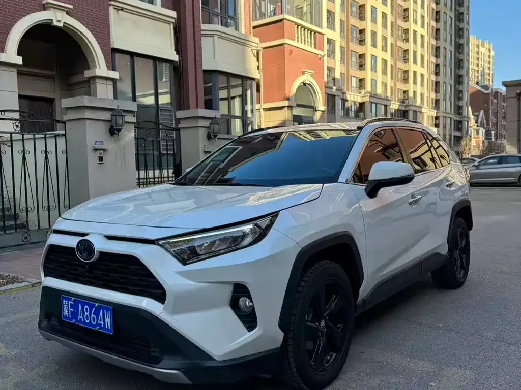 Toyota RAV4 — фото 1
