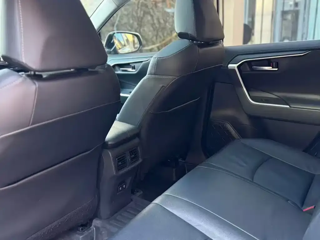 Toyota RAV4 — фото 2