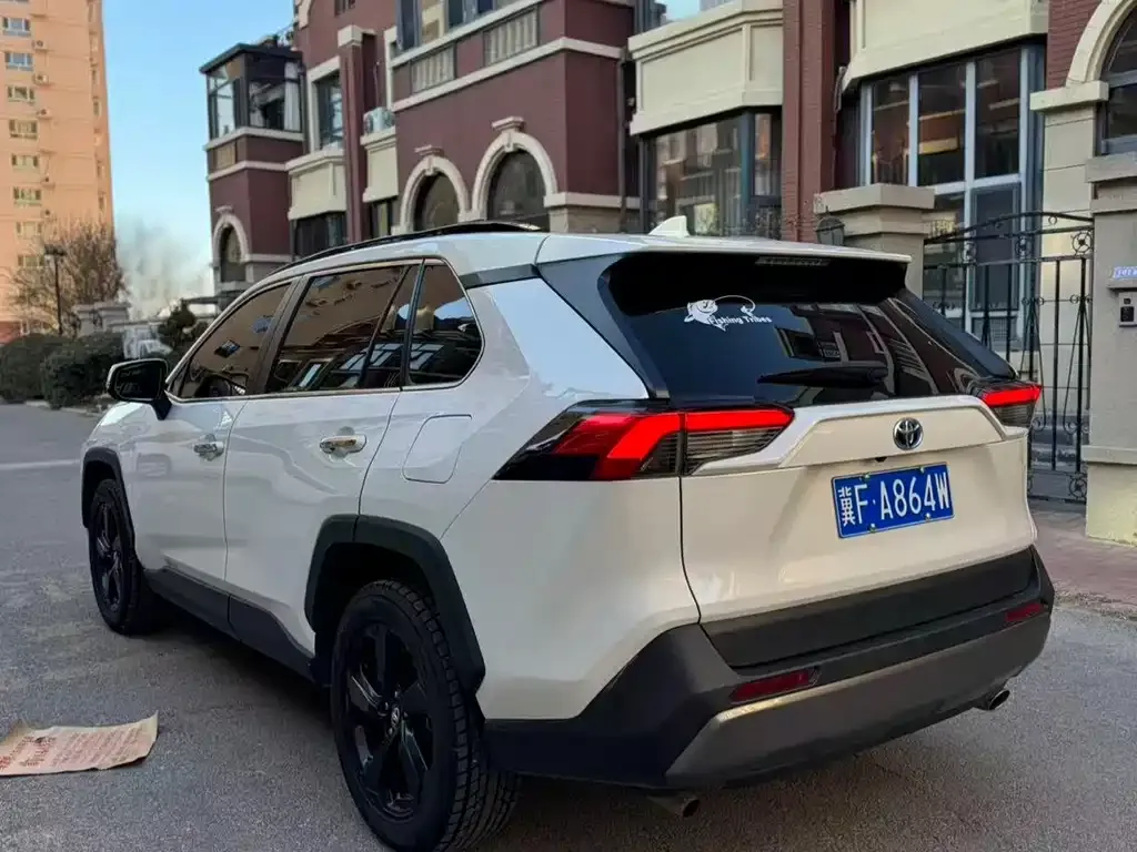 Toyota RAV4 — фото 7