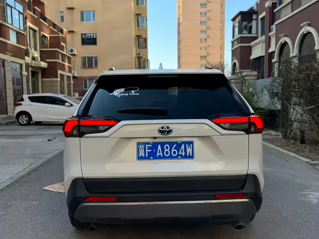 Toyota RAV4 — фото 5