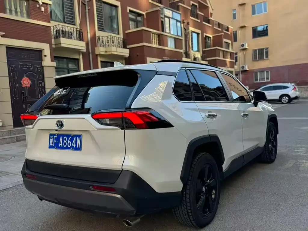 Toyota RAV4 — фото 9
