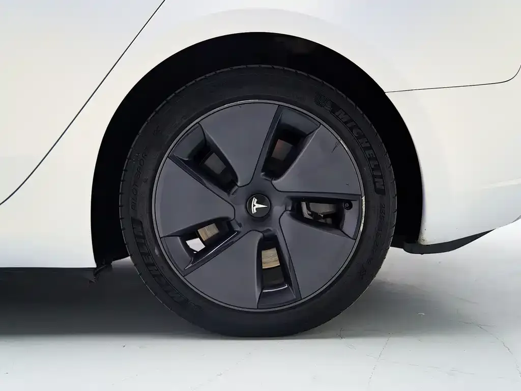 Tesla Model 3 — фото 6
