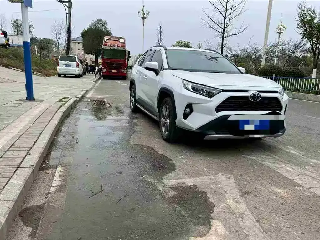 Toyota RAV4 — фото 1