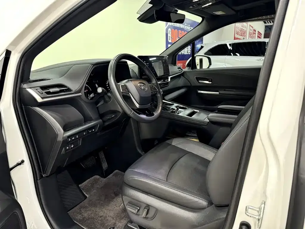 Toyota Sienna — фото 9