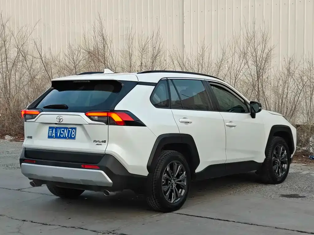 Toyota RAV4 — фото 4