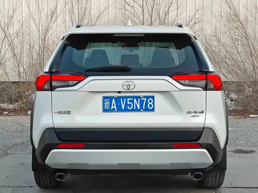 Toyota RAV4 — фото 5