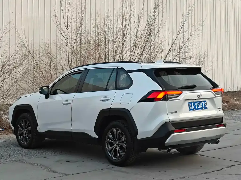 Toyota RAV4 — фото 6