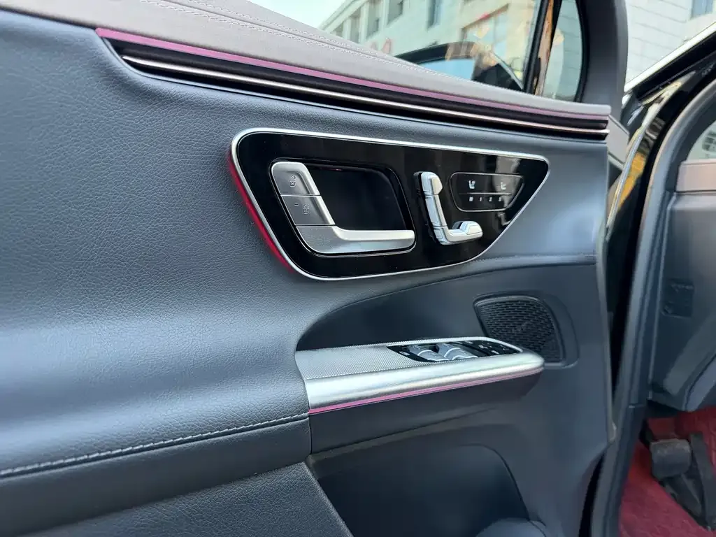Mercedes-Benz EQE SUV — фото 6