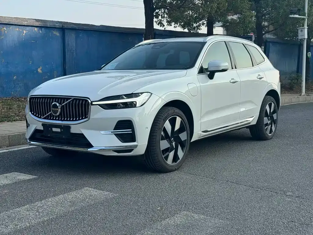 Volvo XC60 PHEV — фото 1